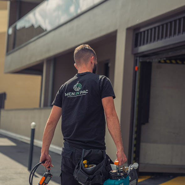 Technicien MEN IN PAC avec équipements